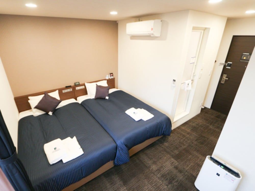 Twin Room, Smoking
