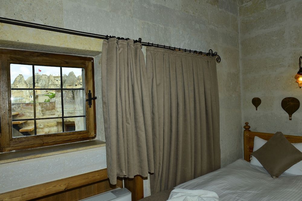 Caftan Cave Suites Standard Twin Room 5
