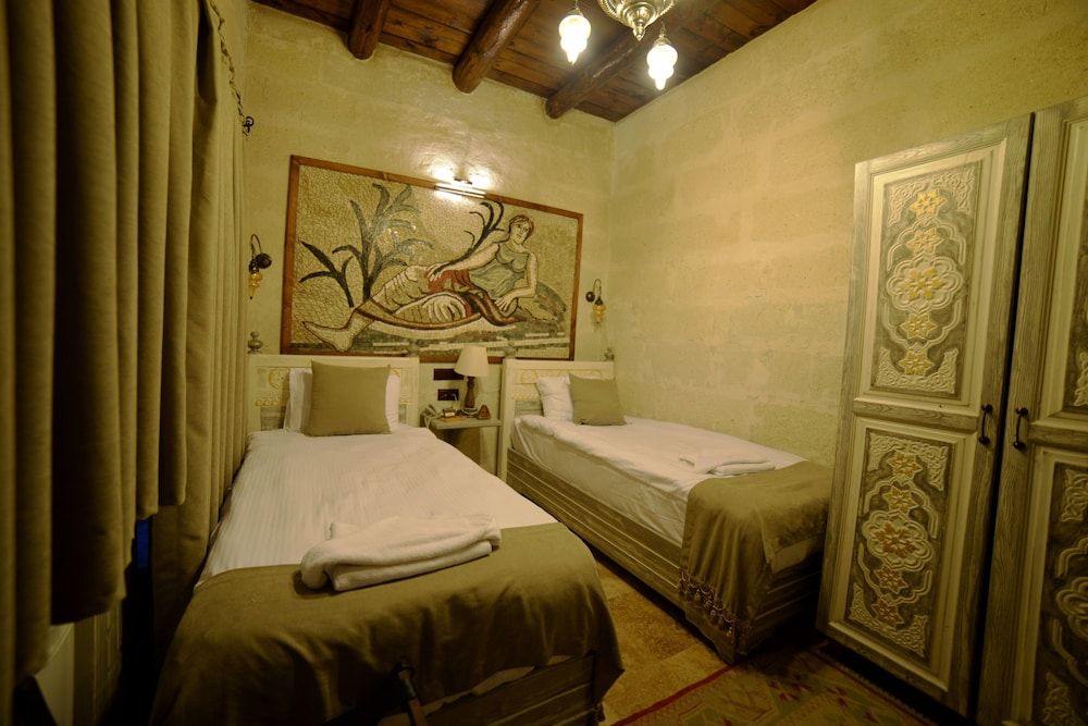 Caftan Cave Suites Standard Twin Room 4