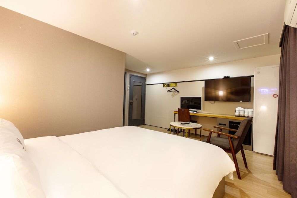undefined Brown Dot Hotel Minam 9