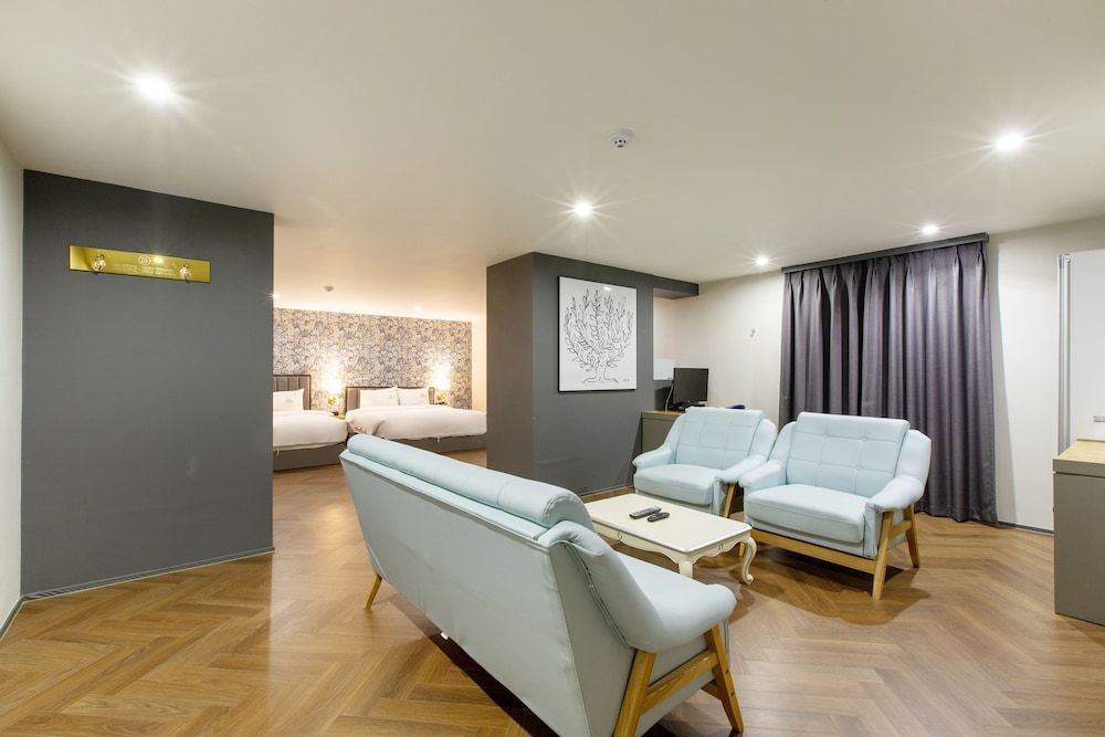 undefined Brown Dot Hotel Minam 4