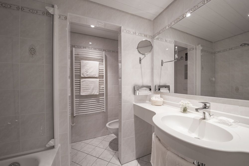 Hotel Europa Suites Standard Double Room (East or North) 3