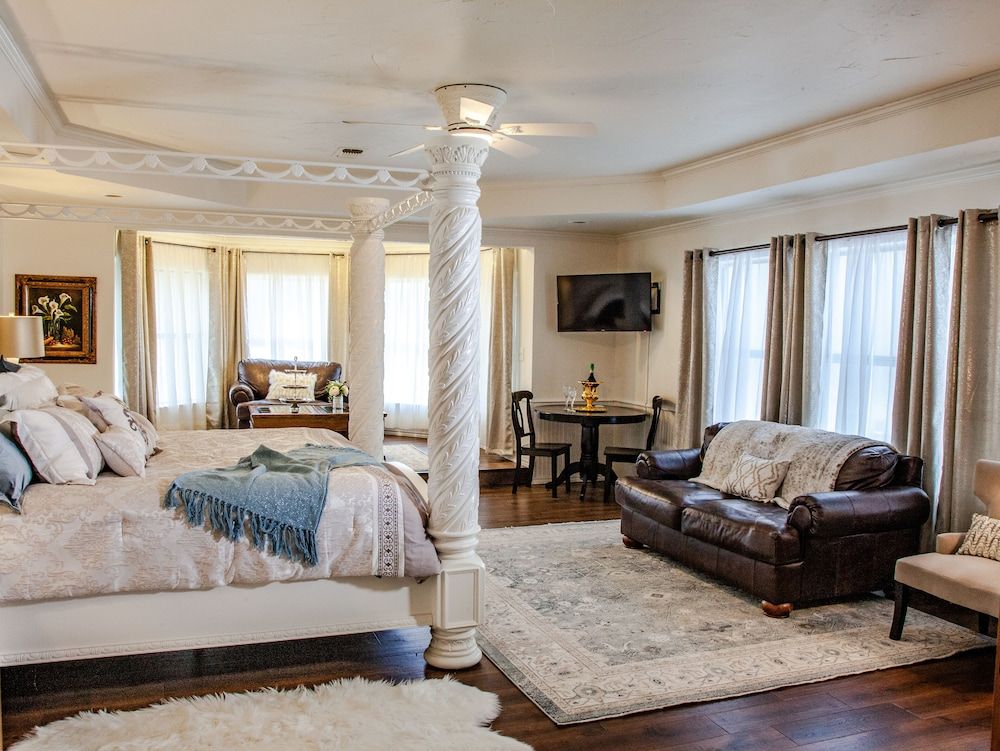 Towering Oaks Event & Retreat Center Grand House 11