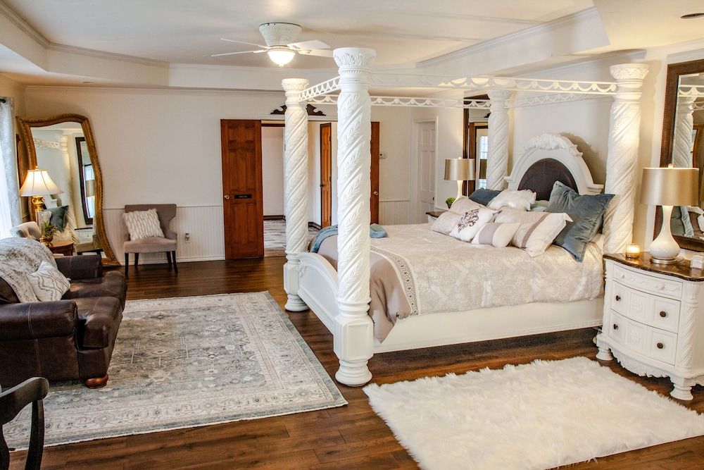 Towering Oaks Event & Retreat Center Grand House 13