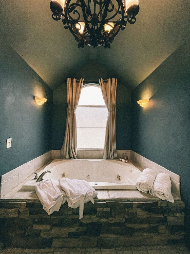 Towering Oaks Event & Retreat Center Grand House 33