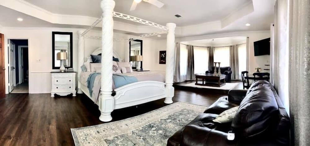 Towering Oaks Event & Retreat Center Grand House 10