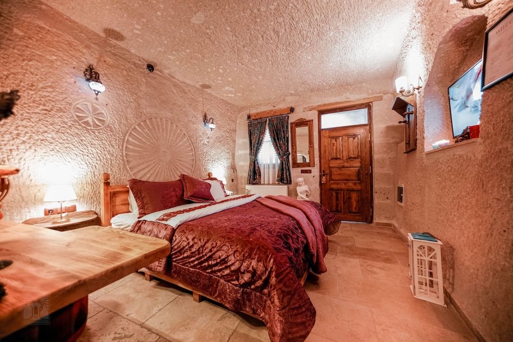 Superior Cave Room