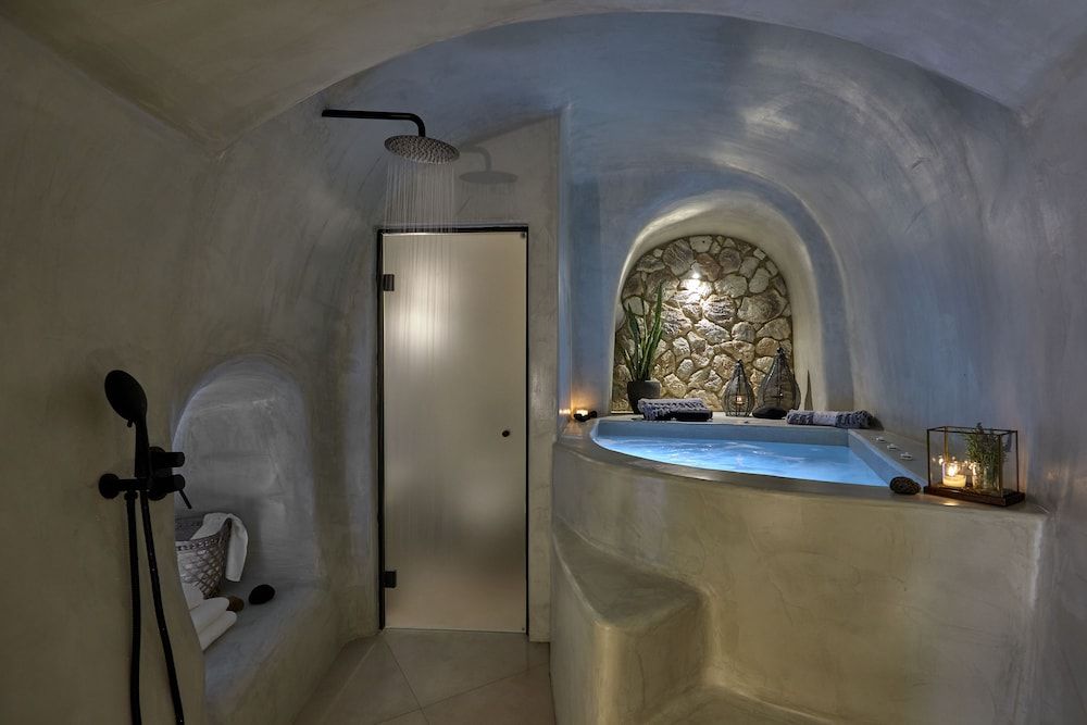 Floria Suites Two Bedroom Cave Suite with Spa Bath 13