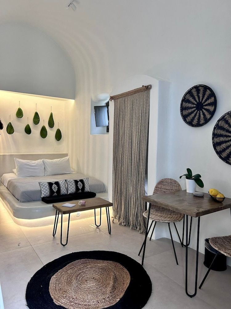 Floria Suites Suite with outdoor Hot Tub 6