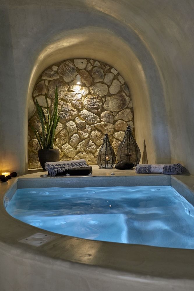 Floria Suites Two Bedroom Cave Suite with Spa Bath 12