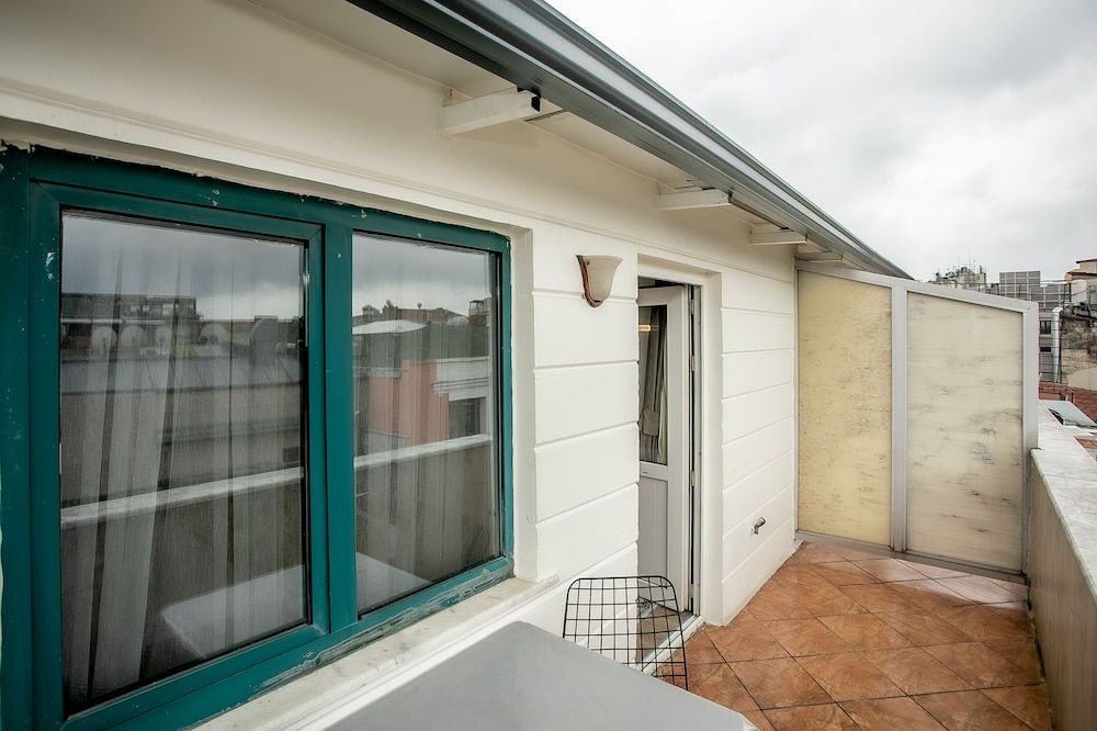 undefined Pera Capitol 8