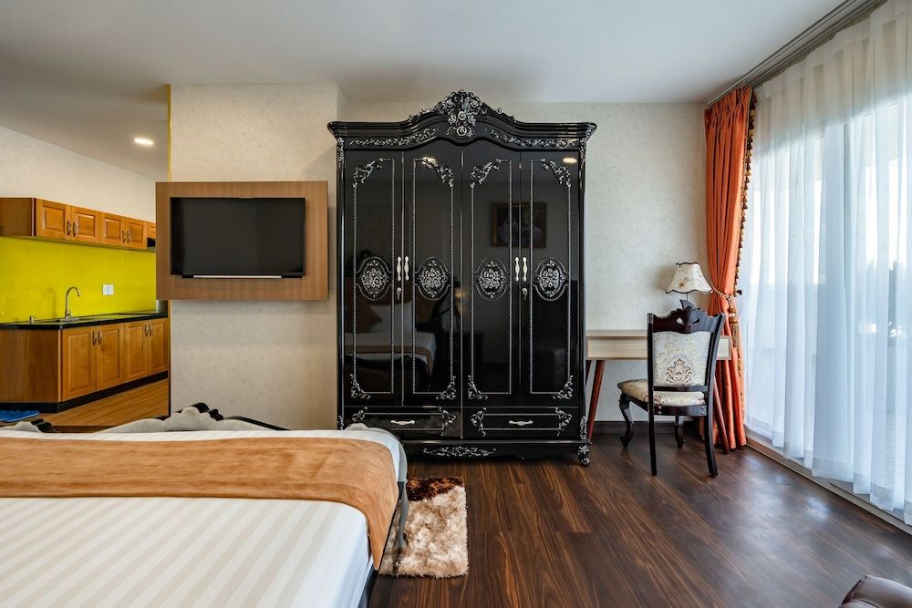 undefined Emerald Central 10