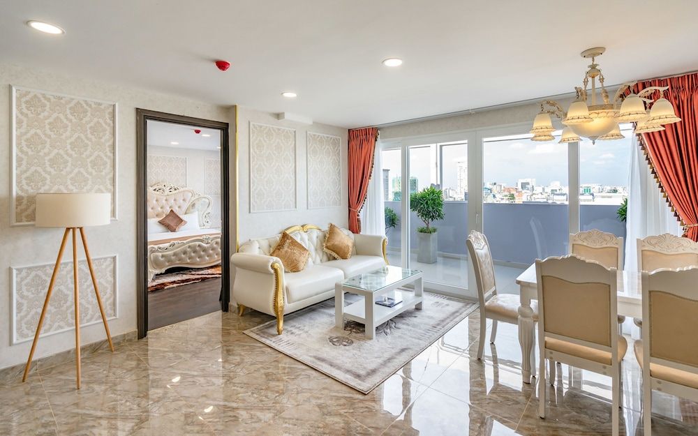 undefined Emerald Central 5