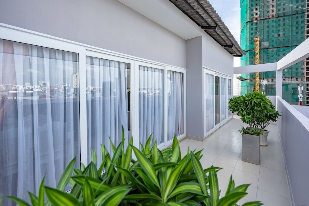 undefined Emerald Central 7