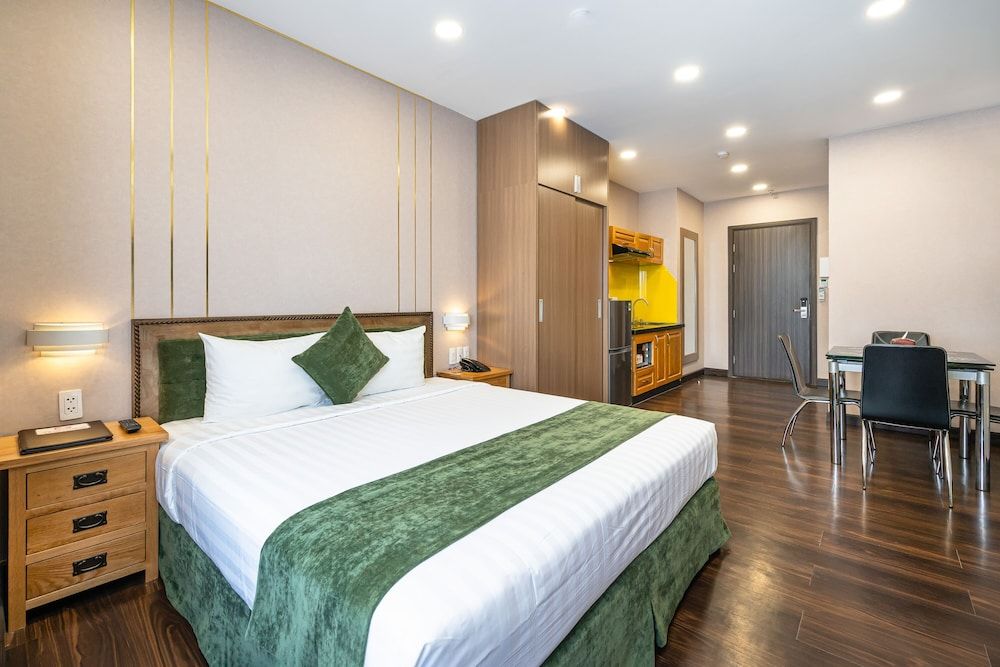 undefined Emerald Central 3