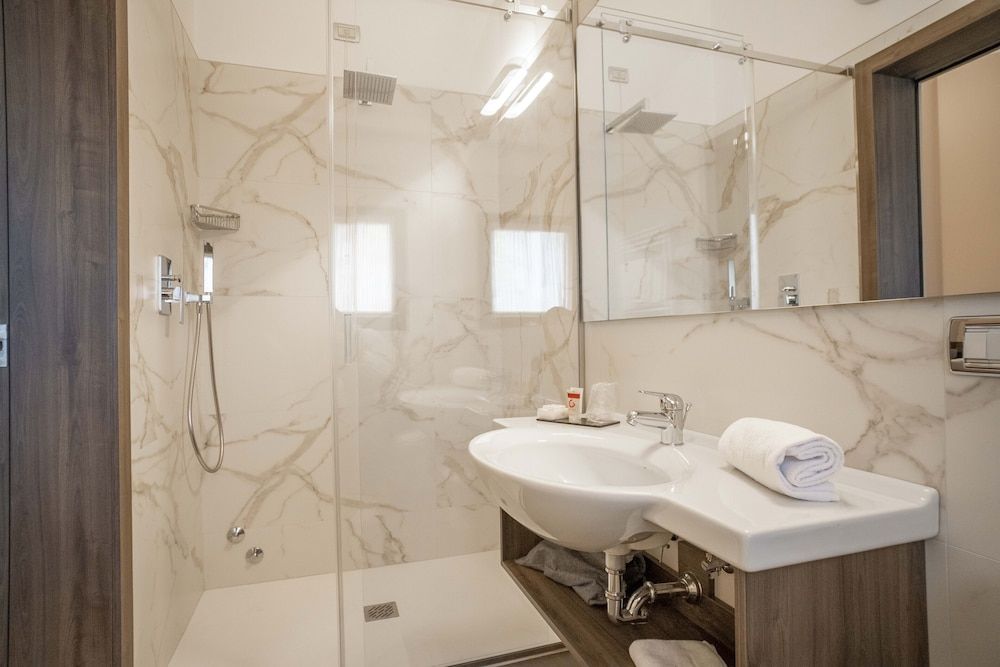 Hotel Guerro Standard Triple Room 6