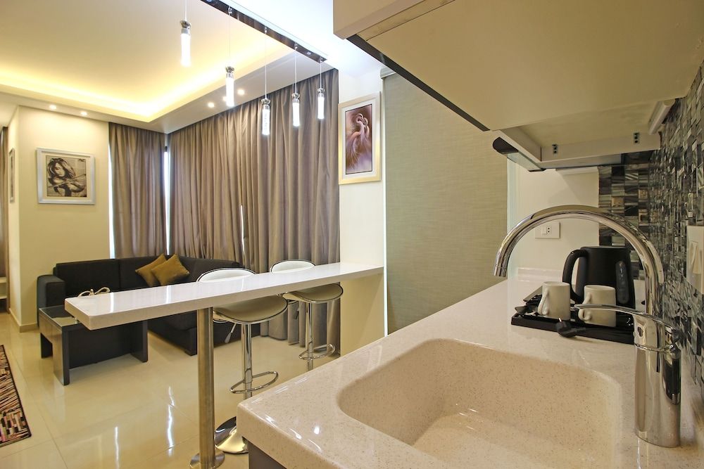 Palm Ville Suites Premium Room, Sea View 4