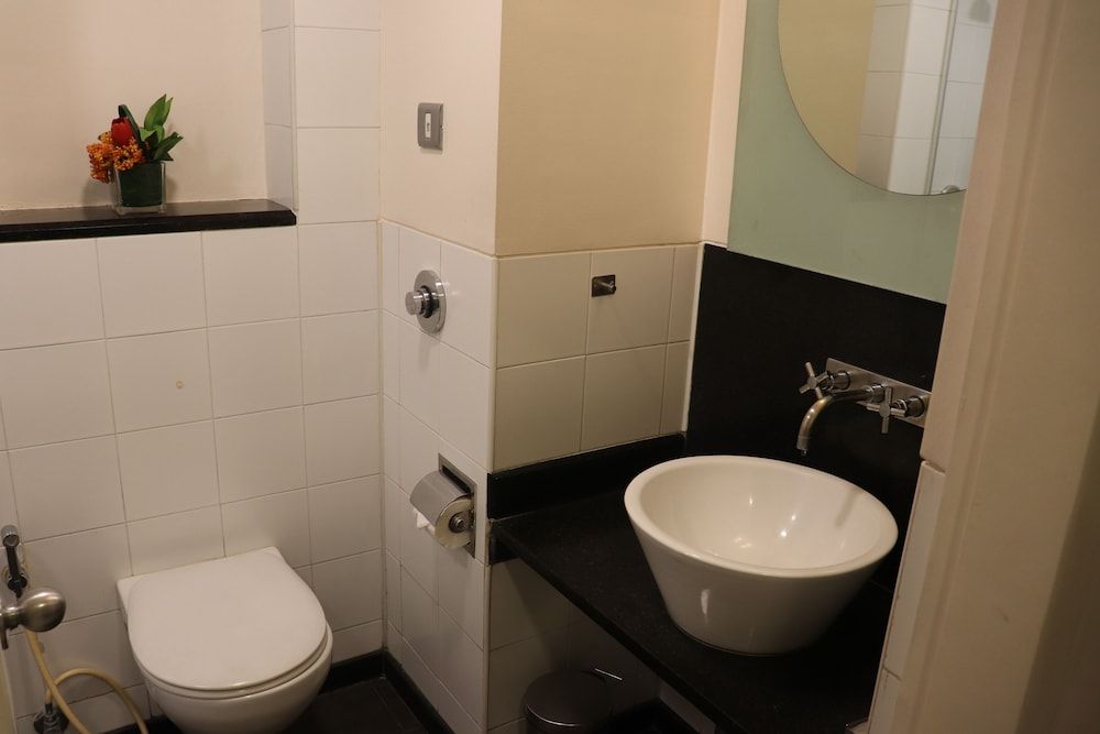 37th Crescent - Near Race Course Executive Room 10