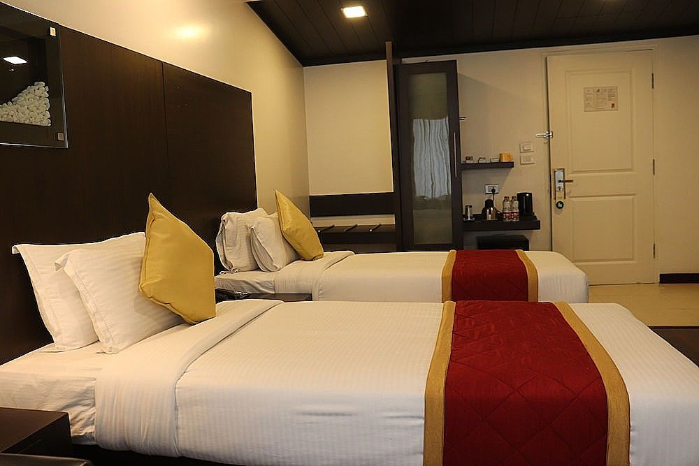 37th Crescent - Near Race Course Executive Room 4