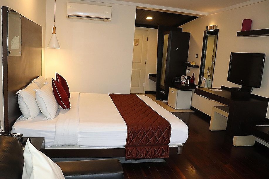 37th Crescent - Near Race Course Executive Room 6