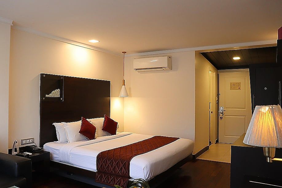 37th Crescent - Near Race Course Executive Room 3