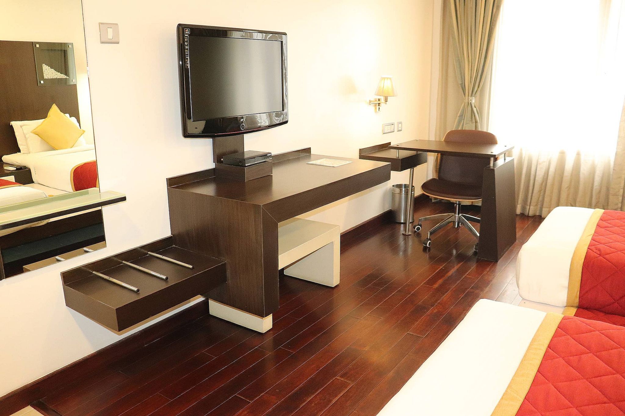 37th Crescent - Near Race Course Executive Room 12