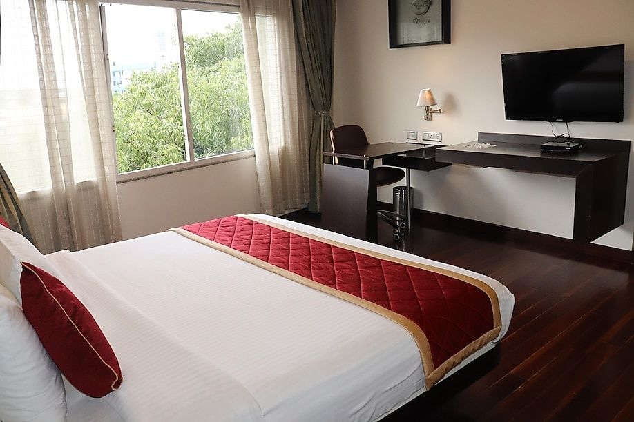 37th Crescent - Near Race Course Executive Room 2