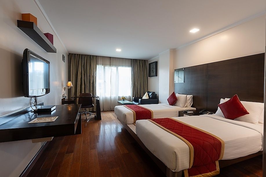 37th Crescent - Near Race Course Executive Room 7