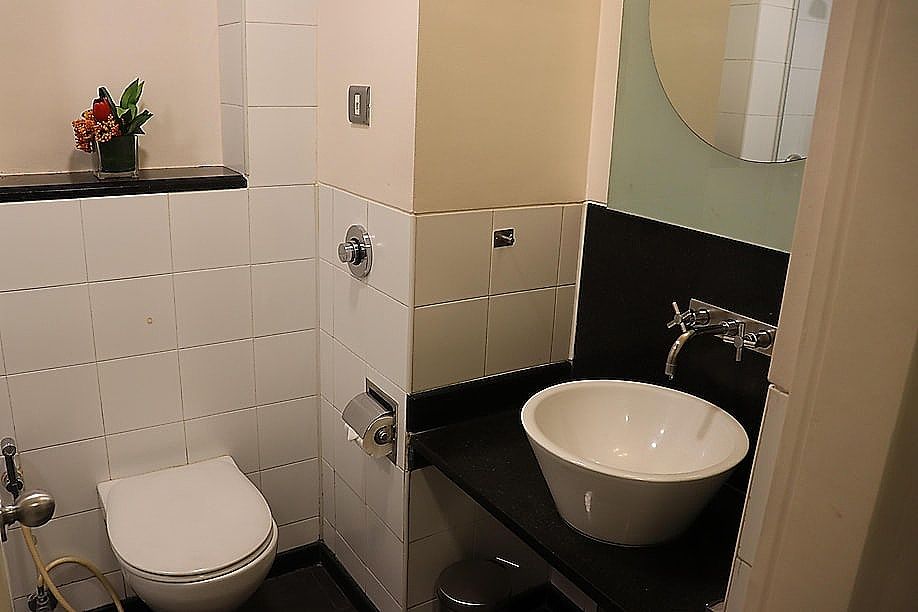 37th Crescent - Near Race Course Executive Room 9