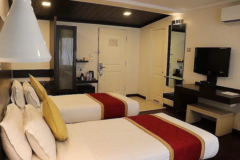 37th Crescent - Near Race Course Executive Room 5