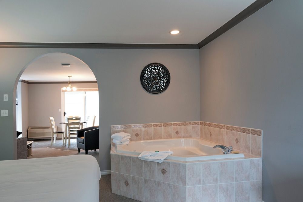 Tiki Shores Inn & Suites Honeymoon Suite 2