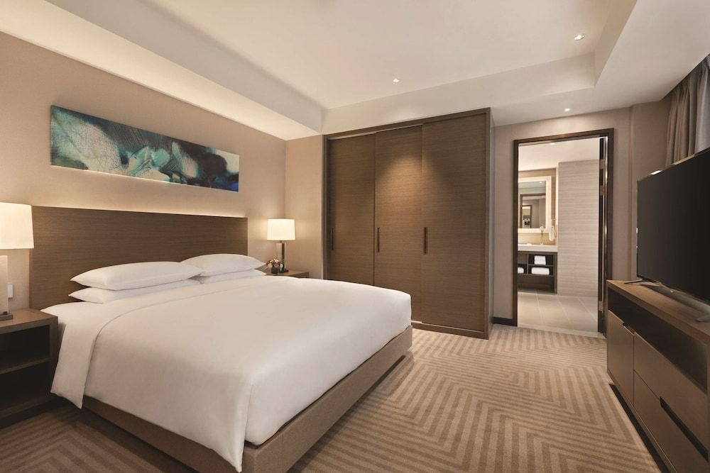 Two-Bedroom Kitchen Suite with One King Bed and Two Twin Beds - with sofa bed