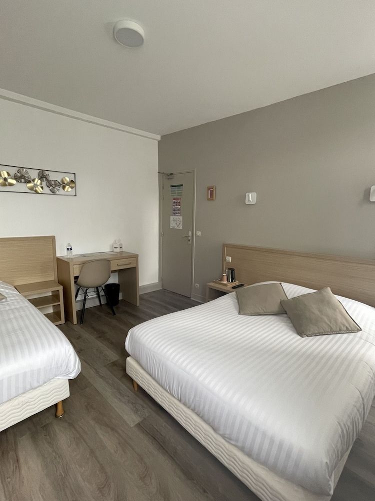 Hotel Le Commerce Triple Room 3