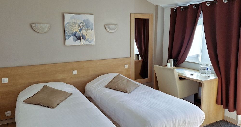 Hotel Le Commerce Quadruple Room 2