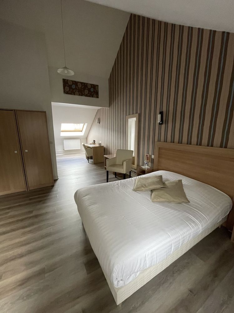 Hotel Le Commerce Quadruple Room 6