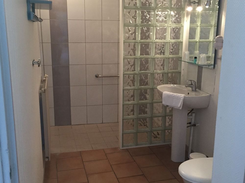 Hotel Le Commerce Quadruple Room 9