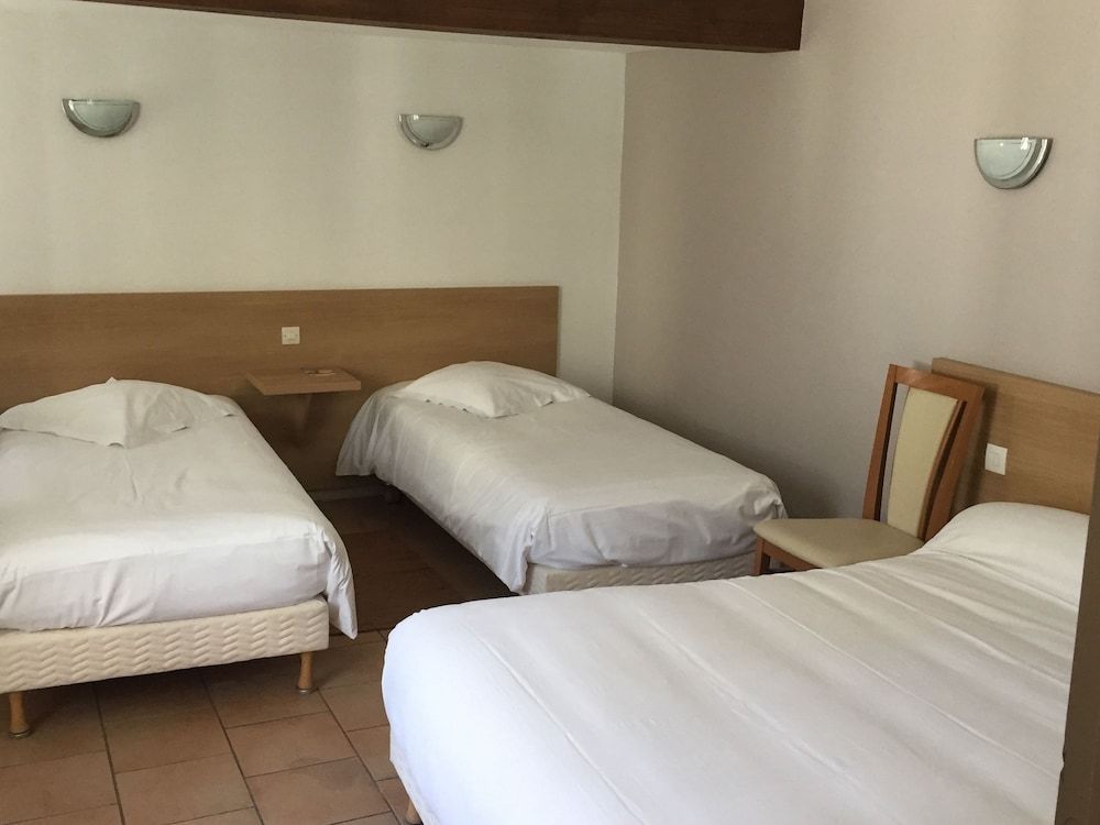 Hotel Le Commerce Quadruple Room