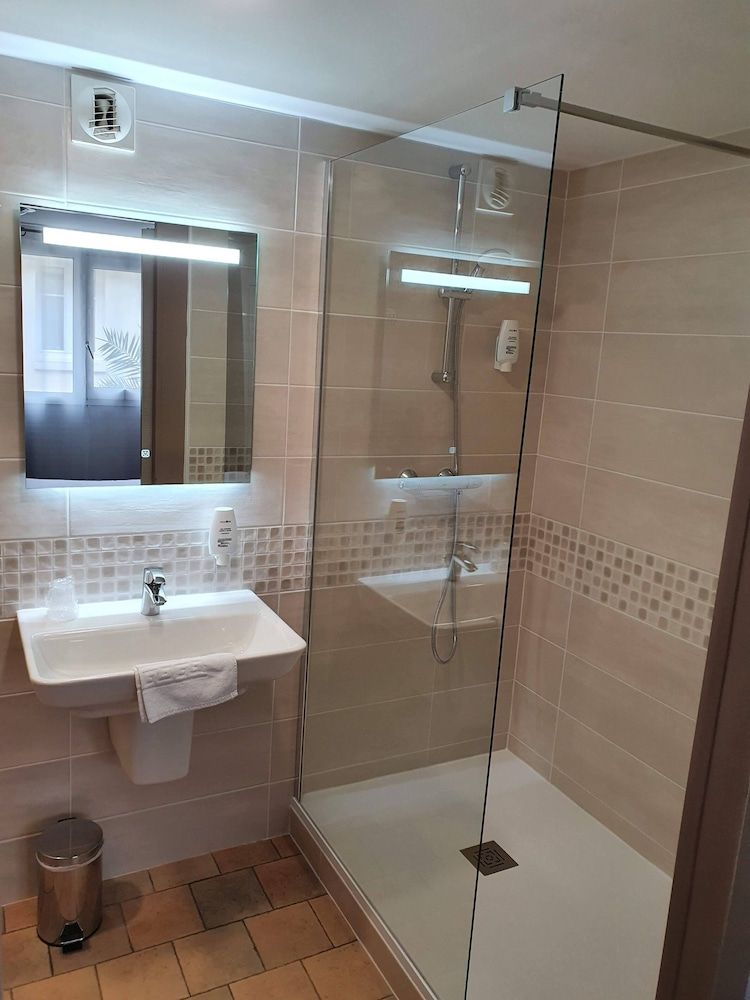 Hotel Le Commerce Double Room 5