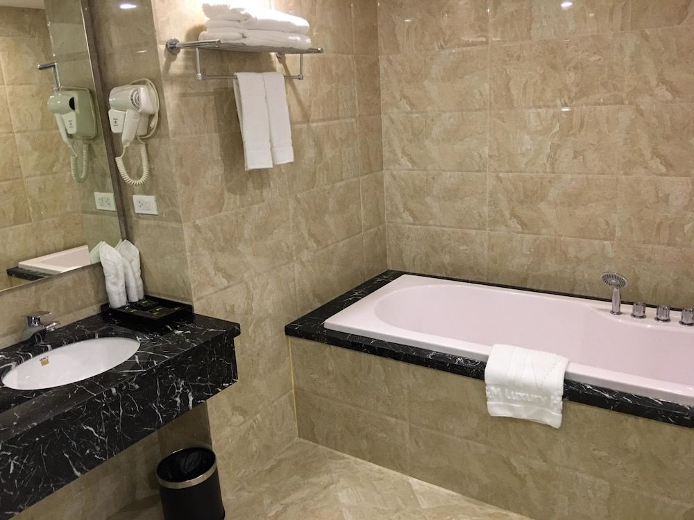 T&M Luxury Hotel Hanoi Deluxe Twin Room, City View 5