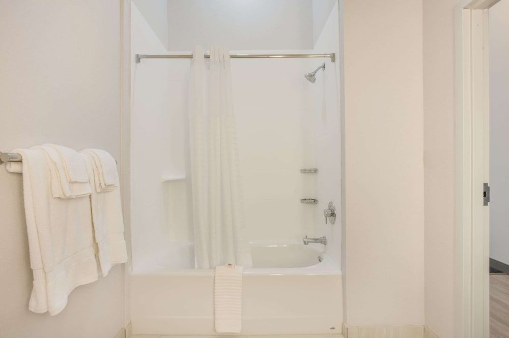 Comfort Inn & Suites Gaylord Suite, 1 King Bed with Sofa bed, Non Smoking (Pet friendly) 4