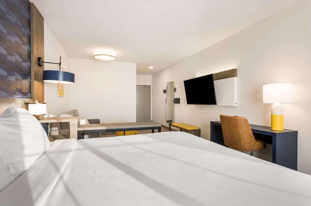 Comfort Inn & Suites Gaylord Suite, 1 King Bed with Sofa bed, Non Smoking (Pet friendly) 3