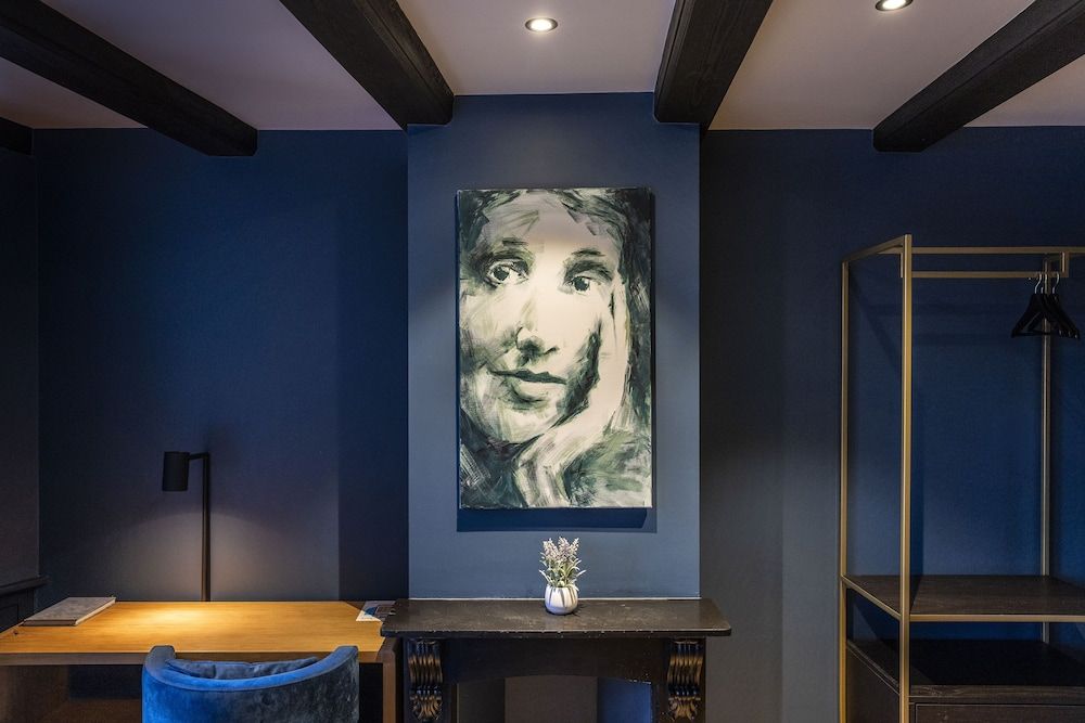CTY Books Signature Suite (Virginia Woolf) 7