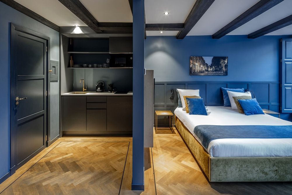 CTY Books Signature Suite (Virginia Woolf) 3