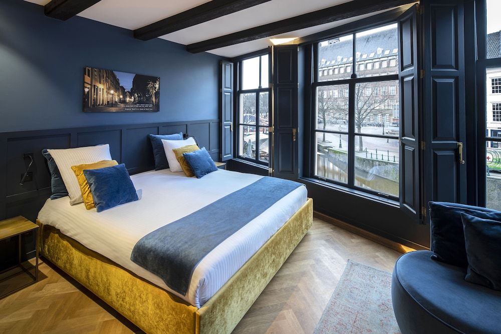 CTY Books Signature Suite (Virginia Woolf) 2