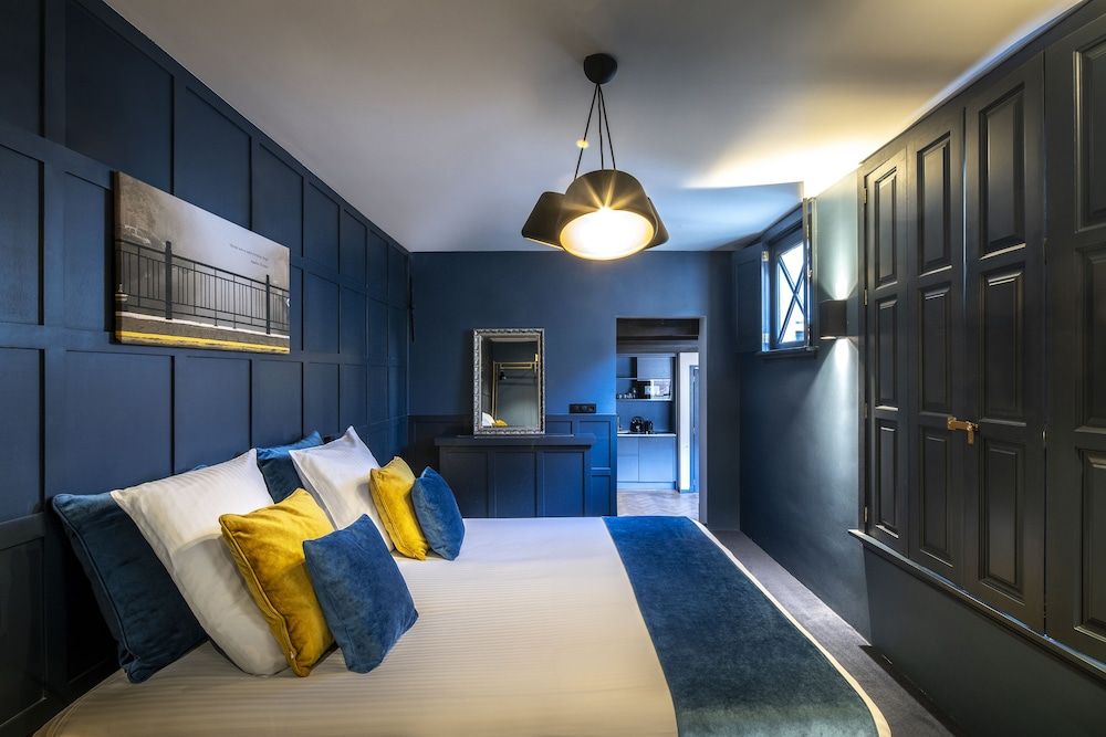 Signature Suite (Agatha Christie)