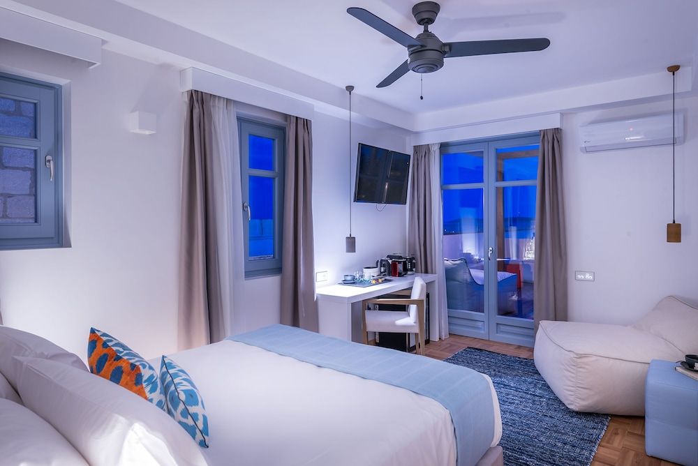 Shapes Luxury Suites Junior Double Room, Pool Access, Sea View (Private Terrace) 4