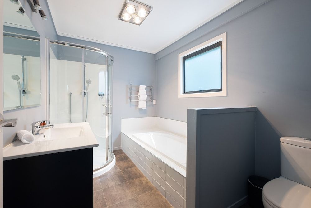 The Lodge   Plush  Quiet   Picturesque House 15