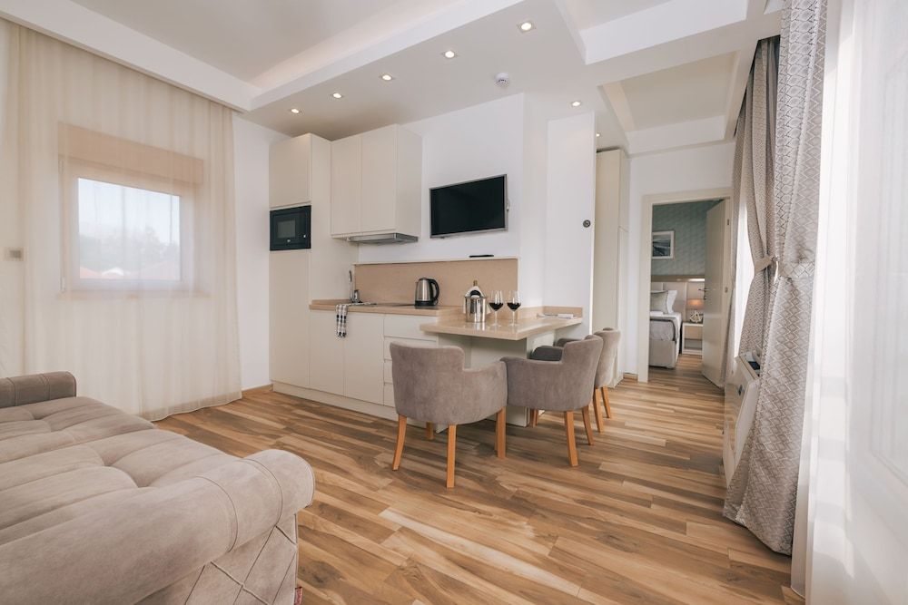 Villa Royal Apartments Deluxe Apartment, Terrace 12