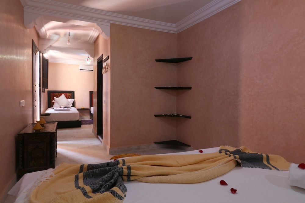 undefined Riad Elite 6