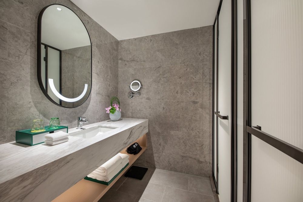 undefined Holiday Inn Shanghai Nanjing Road by IHG 5